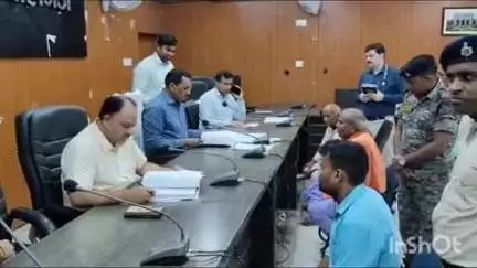 गोपालगंज: कलेक्ट्रेट परिसर में डीएम ने लगाया जनता दरबार, 40 लोगों की फरियाद सुनकर जल्द निपटारे का दिया भरोसा