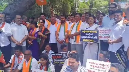 ಮೈಸೂರು: ಆರ್ಸಿಬಿ ಅಭಿಮಾನಿಗಳ ದುರಂತ ಸಾವಿಗೆ ಅಮಾಯಕರ ಅಮಾನತು ಖಂಡಿಸಿ ರಾಜ್ಯ ಸರ್ಕಾರದ ವಿರುದ್ಧ ಪೋಸ್ಟರ್ ಸುಟ್ಟು ಹಾಕಿ ಬಿಜೆಪಿ ವತಿಯಿಂದ ಪ್ರತಿಭಟನೆ
