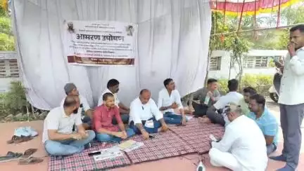 राहुरी: देवळाली प्रवरात भूमिगत गटारीने रस्ते नादुरुस्त, नगर पालिकेसमोर माजी नगरसेवक आदिनाथ कराळेंचे उपोषण सुरू.  #Jansamasya