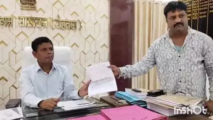 सासाराम: टैक्स मामले को लेकर वार्ड पार्षद ने नगर आयुक्त को सौंपा ज्ञापन