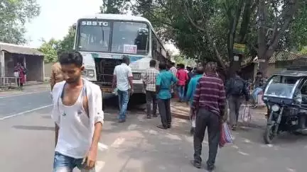 ভাতার: আগুন আতঙ্কে SBSTC বাস থেকে হুড়মুড়িয়ে নেমে পড়ল যাত্রীরা, ঘটনাটি ভাতারের রাজিপুর বাসস্ট্যান্ডে।
