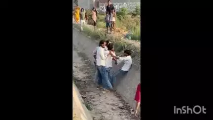मुज़फ्फरनगर: बझेड़ी के पास रजवाहे में बेल्ट और लाठी से मारपीट का वीडियो आया सामने, पुलिस जांच में जुटी