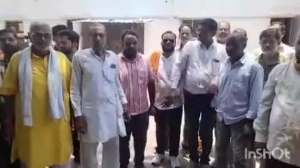 नगर पालिका के वार्ड नंबर 29 में सीवर एवं नाला की सफाई न करवाने को लेकर दर्जनों सभासदों ने डीएम से की शिकायत