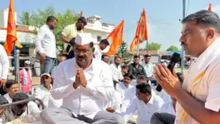 आष्टी: जामगाव येथे शिवराज्याभिषेक दिनानिमित्त आमदार सुरेश धस यांनी पुष्पहार अर्पण करून मानाचा मुजरा केला