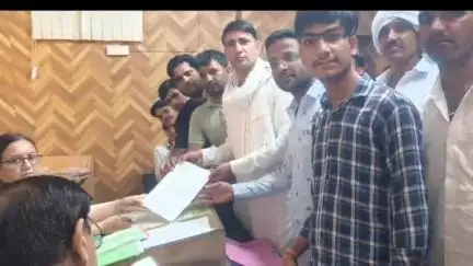 राजगढ़: युवा कांग्रेस कार्यकर्ताओं ने चिरंजीवी योजना को बहाल करने हेतु सादुलपुर में एसडीएम को राज्यपाल के नाम दिया ज्ञापन