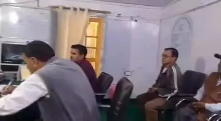 पोखरी: तोणजी से देवनगर डांडा सड़क निर्माण को लेकर ग्रामीणों ने लोकनिर्माण विभाग के अधिशासी अभियंता से ली जानकारी  #jansamasya