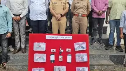 सातारा: निरा ते लोणंद रस्त्यावर तडीपार असलेल्या दोघांकडून सहा पिस्टल सातारा पोलिसांनी केले हस्तगत