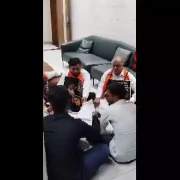 छत्रपती संभाजीनगर मनपा आयुक्त यांच्या दालनात भ्रष्ट अधिकारी म्हणत उधळल्या नोटा