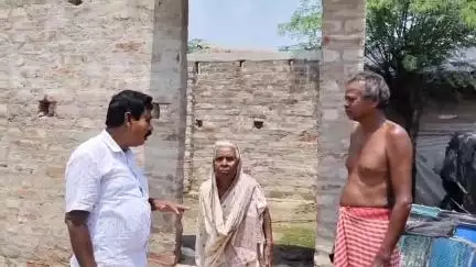 সন্দেশখালি ২: আবাস যোজনার নির্মীয়মান বাড়ি খতিয়ে দেখতে  সন্দেশখালি এলাকায় ঘুরলেন পঞ্চায়েত সমিতির সহ সভাপতি মহেশ্বর সরদার
