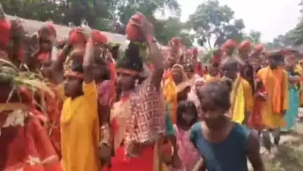 गोगरी: पकरैल पंचायत के कामतटोल पकरैल में रामधुनी महायज्ञ के लिए निकली कलश शोभायात्रा, भक्तिमय हुआ माहौल