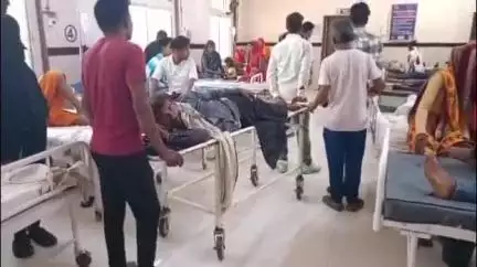 शिवपुरी नगर: बदरवास में बांस से भरी ट्रैक्टर ट्रॉली पलटी, 2 सगे भाई गंभीर रूप से घायल