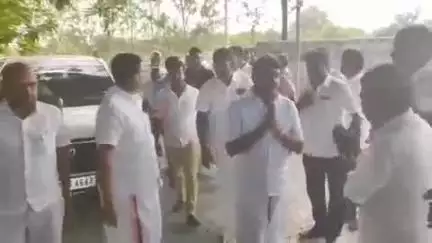மொடக்குறிச்சி: சோழங்க பாளையத்தில் உள்ள எம்எல்ஏ அவர்களின் மகள் குடும்பத்தினருக்கு பாஜக மாநில தலைவர் ஆறுதல் கூறினார்