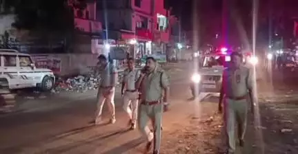 स्लीमनाबाद: कानून व्यवस्था बनाए रखने के लिए सड़कों पर उतरी स्लीमनाबाद पुलिस, पैदल गश्त कर सुरक्षा व्यवस्था का लिया जायज़ा