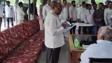 ವಿಜಯಪುರ: ನಗರದ ಗೃಹ ಕಚೇರಿಯಲ್ಲಿ ಸಾರ್ವಜನಿಕರ ಕುಂದುಕೊರತೆ ಆಲಿಸಿದ ಸಚಿವ ಶಿವಾನಂದ ಪಾಟೀಲ್