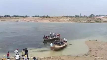 इंदरगढ़: लांच सिंध नदी घाट पर प्रतिबंध के बाद भी क्षमता से अधिक सवारियों को बिठाकर संचालित हो रही नाव, ज़िम्मेदार बेख़बर
