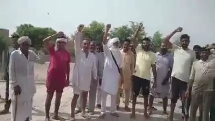 अनूपगढ़: अनूपगढ़ के सीमावर्ती गांव 10 के में ग्रामीणों ने शुद्ध पेयजल की मांग को लेकर दिया धरना