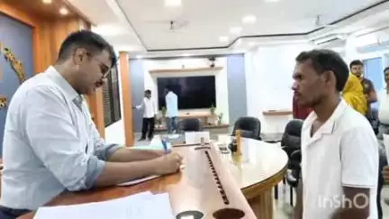 लातेहार: समाहरणालय में उपायुक्त ने सुनी ग्रामीणों की समस्याएं, निदान के लिए निर्देश दिए