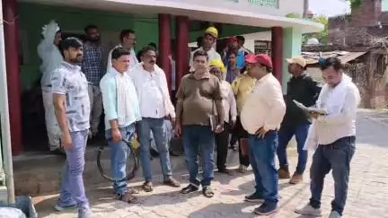 घोसी: घोसी के कस्बा बाजार में बिजली विभाग ने चलाया चेकिंग अभियान, 25 कनेक्शन काटे