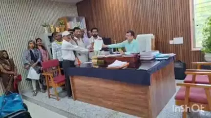 भिवापूर: शेतकऱ्यांना सरसकट कर्जमाफी देण्याच्या मागणीचे चेतन पडोळे यांच्या नेतृत्वात तहसिलदारांमार्फत मुख्यमंत्री यांना  निवेदन