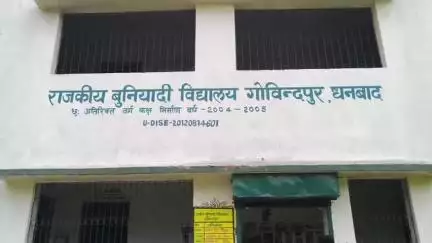 गोविंदपुर: गोबिंदपुर पूर्वी पंचायत में स्थित राजकीय बुनियादी विद्यालय कैंपस के बाहर कचड़ा का लगा ढ़ेर #jansamasya