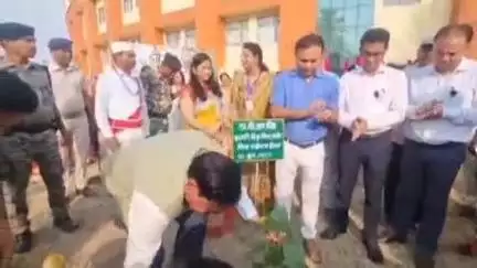 जगदीशपुर: बिहार कृषि विवि सबौर में वैज्ञानिक डॉ. साजिदा बानो ने सुहागिनों के नाम पर लगाए सिंदूर के 200 पौधे, डीएम भी हुए शामिल