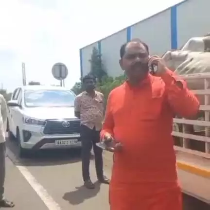 ಕಲಬುರಗಿ: ಅವರಾದ್ ಬಳಿ ಅಕ್ರಮ ಸಾಗಿಸುತ್ತಿದ್ದ ಗೋವುಗಳನ್ನ ರಕ್ಷಿಸಿ ಪೊಲೀಸರಿಗೆ ಒಪ್ಪಿಸಿದ ಶಾಸಕ ಬಸವರಾಜ್ ಮತ್ತಿಮೂಡ್
