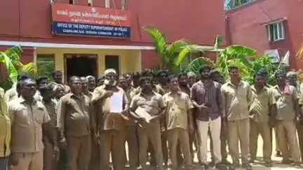 கடலூர்: போக்குவரத்து காவல் துறையினர் மரியாதை குறைவாக நடத்துகின்றனர், ஆட்டோ ஓட்டுநர்கள் மஞ்சக்குப் பம் டிஎஸ்பி அலுவலகத்தில் திரண்டதால் பரபரப்பு