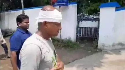 শান্তিপুর: দোকানে আসা ক্রেতাদের শাহরুখ খানকে নিয়ে আপত্তিজনক মন্তব্যের অভিযোগ তুলে চাঁদরা গ্রামে চাউমিন ব্যবসায়ীকে মারধর দুষ্কৃতীদের