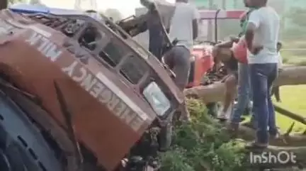 খাতড়া: বাঁকুড়া খাতড়া রাজ্য সড়কের খাতড়া আদিবাসী কলেজের কাছে বাস ও পিকআপ ভ্যানের মুখোমুখি সংঘর্ষ, আহত একাধিক