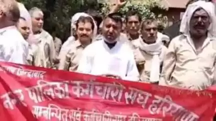 पानीपत: असंध रोड स्थित फायर ब्रिगेड कार्यालय में सफाई कर्मचारियों ने किया विरोध प्रदर्शन
