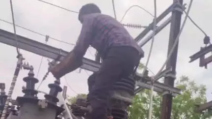निवाड़ी: निवाड़ी बिजली विभाग के पावर हाउस में फॉल्ट से लगी आग, दो घंटे से बिजली आपूर्ति बाधित, सुधार कार्य जारी