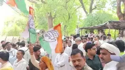 दतिया नगर: अघोषित बिजली कटौती और मनमाने बिलों के विरोध में कांग्रेस ने ठंडी सड़क बिजली घर का घेराव कर ज्ञापन सौंपा