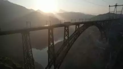 सपने नहीं, हकीकत बुनते हैं…