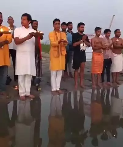 गोगरी: बोरना गंगा घाट पर भव्य गंगा आरती का आयोजन, गंगा घाट की साफ-सफाई भी हुई