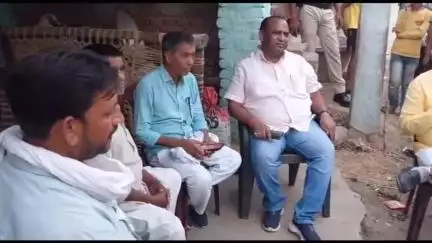 बोध गया: बोधगया विधायक कुमार सर्वजीत ने पीड़ित डॉक्टर के घर जाकर की मुलाकात, कुछ दिन पहले डॉक्टर को पेड़ से बांधकर पीटा गया था