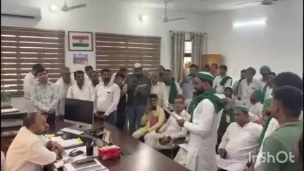 हापुड़: कलेक्ट्रेट परिसर में किसानों ने सर्किल रेट बढ़ाने की मांग को लेकर डीएम अभिषेक पांडे को ज्ञापन दिया