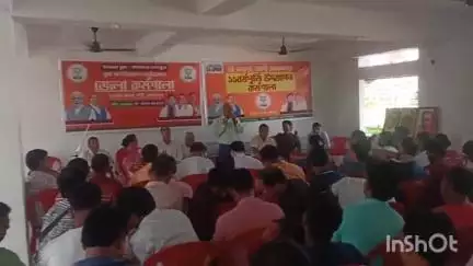 কোচবিহার ১: নিউ সিনেমা হল সংলগ্ন BJP জেলা কার্যালয়ে বিশেষ বৈঠক উপস্থিত সকল বিধায়ক বিধায়িকা সহ অন্যান্য নেতৃত্বরা