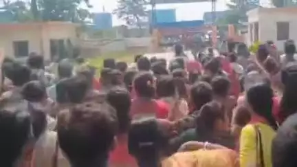 हाजीपुर: हड़ताल पर गए औद्योगिक क्षेत्र में काम करने वाले मजदूर