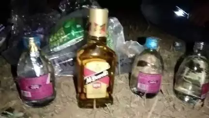 महासमुंद: केशवा में अवैध शराब बेचने और पीने की सुविधा उपलब्ध कराने पर पुलिस ने की कार्रवाई