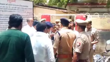 मिर्ज़ापुर: कलेक्ट्रेट में डीएम के अर्दली और पुलिस पर अधिवक्ता ने लगाया अभद्रता का आरोप, नोंकझोंक का वीडियो आया सामने
