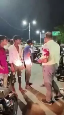 करछना: सरगम चौराहे के पास मार्ग से गुजर रहे व्यक्ति पर मानसिक विक्षिप्त युवक ने धारदार हथियार से किया हमला, फरार