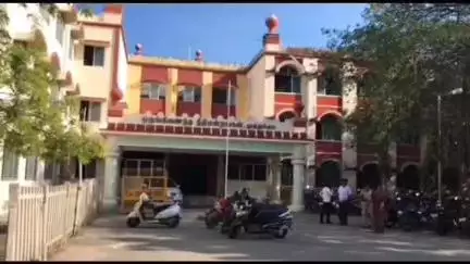 தூத்துக்குடி: அதிமுக நபர்கள் மீது தாக்குதல் நடத்திய வழக்கு குற்றவியல் நடுவர் நீதிமன்றம் எண் 1ல் அமைச்சர் அனிதா ராதாகிருஷ்ணன் ஆஜர்