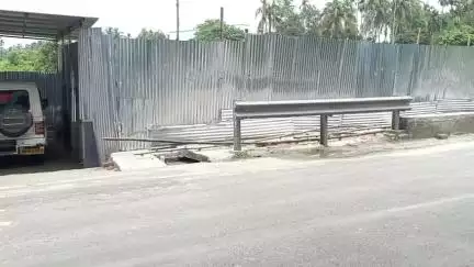 বারুইপুর: বারুইপুর-আমতলা রাস্তার ধারে একেবারে টিন দিয়ে ঘিরে নিয়ে সাদা বালি ফেলে পুকুর ভরাট