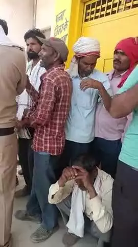कहां मर गया जमीर अन्नदाता की ये हालत और विक्रेता की मनमानी से कैसे मिलेगी खाद सिर्फ 80 से 100 किसानों को खाद वितरण का दिया जा रहा टोकन