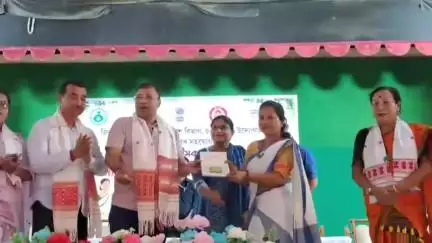 সোণাৰি: সোণাৰি ৰাজহুৱা প্ৰেক্ষাগৃহত জিলা অন্তৰ্গত অংগনবাড়ী কৰ্মীসকলৰ মাজত আজি স্মাৰ্ট মোবাইল ফোন বিতৰণ কৰিলে দুজনকৈ মন্ত্ৰীয়ে