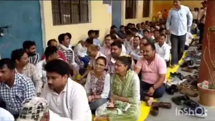 हर्रैया: हर्रैया तहसील में SDM से अधिवक्ता द्वारा की गई बदसलूकी के मामले में लेखपाल धरने पर बैठे