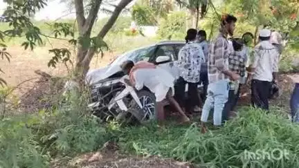 పరిగి: బొంపల్లి గ్రామ సమీపంలో అదుపుతప్పి చెట్టును ఢీకొట్టిన కారు, తప్పిన పెను ప్రమాదం
