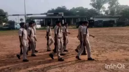 मुंगेर: पुलिस केंद्र मुंगेर में साप्ताहिक परेड का आयोजन, पदाधिकारी ने किया निरीक्षण