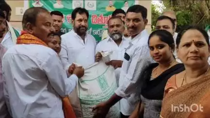 పూతలపట్టు: వేరుశనగ విత్తనాలు పంపిణీ చేసిన పూతలపట్టు పలమనేరు ఎమ్మెల్యేలు