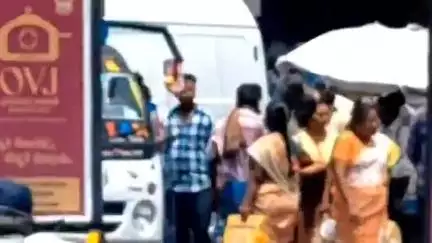 திண்டுக்கல் கிழக்கு: பேருந்து நிலையம் அருகே இரண்டு இளைஞர்கள் தாக்கிக் கொள்ளும் வீடியோ வைரல் #viral